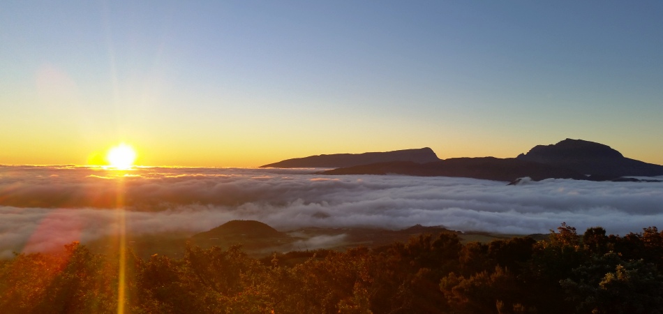 Coucher de soleil sur le Grand Bénare et le Piton des Neiges